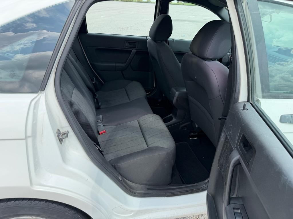 Ford Focus 4dr Sdn SE 2010