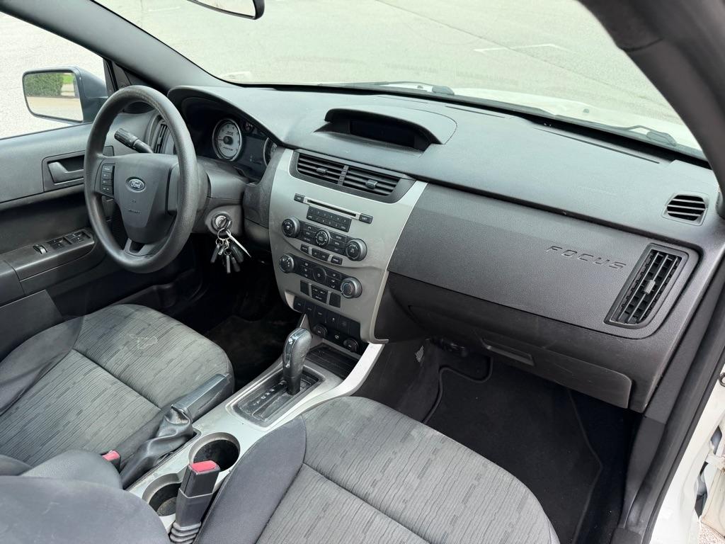 Ford Focus 4dr Sdn SE 2010