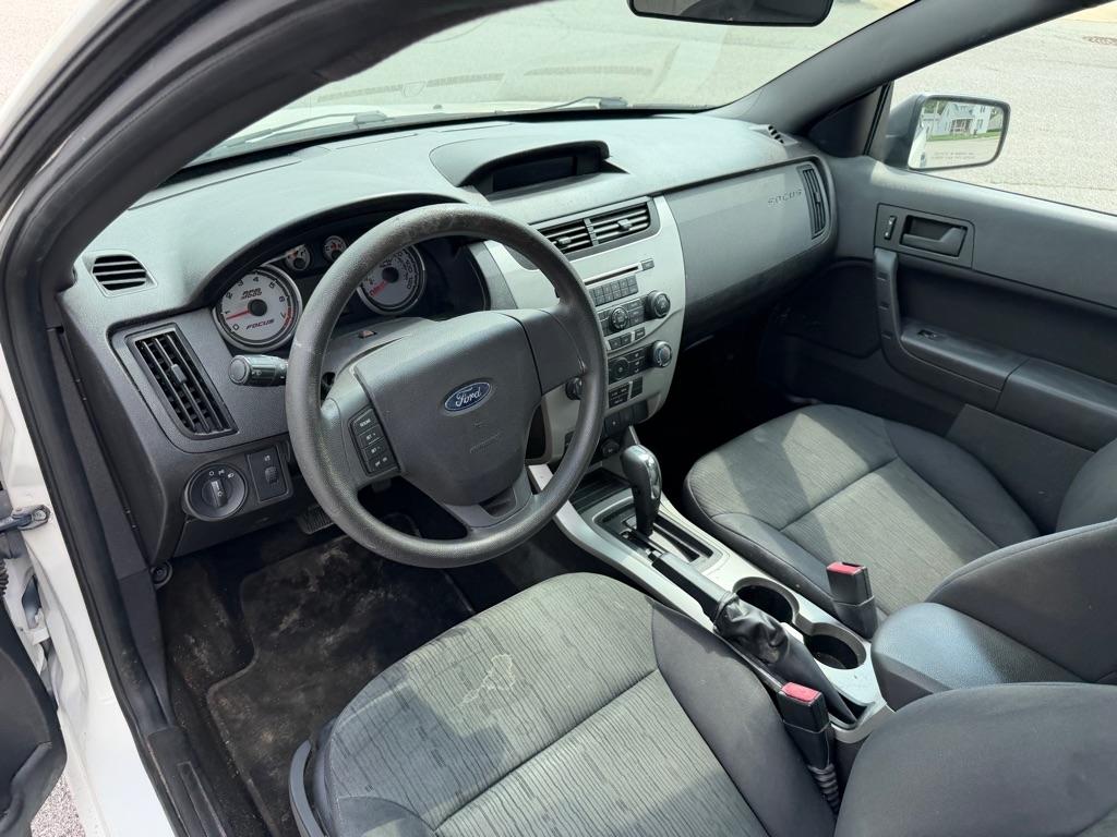 Ford Focus 4dr Sdn SE 2010