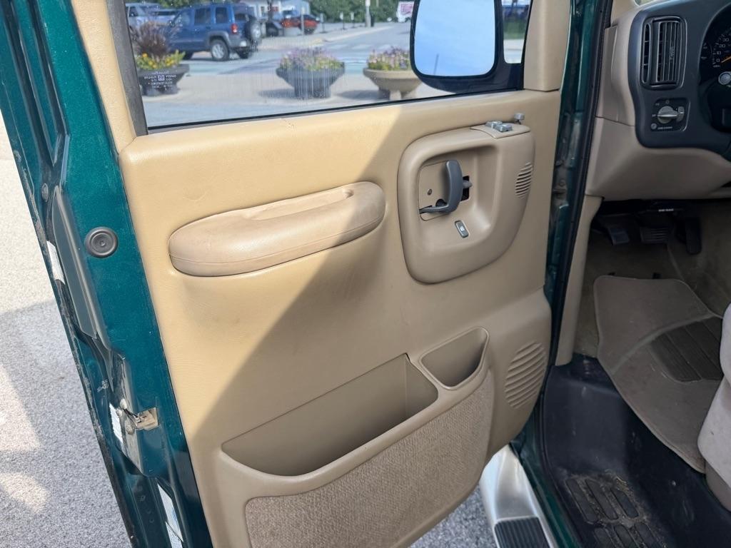 GMC Savana Cargo Van 1500 135" WB w/YF7 1998