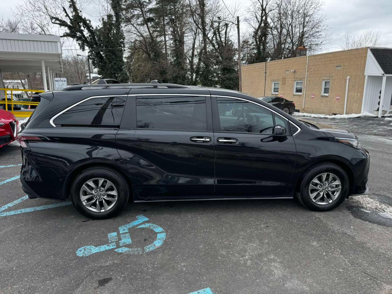 Toyota Sienna XLE 7-Passenger 2023