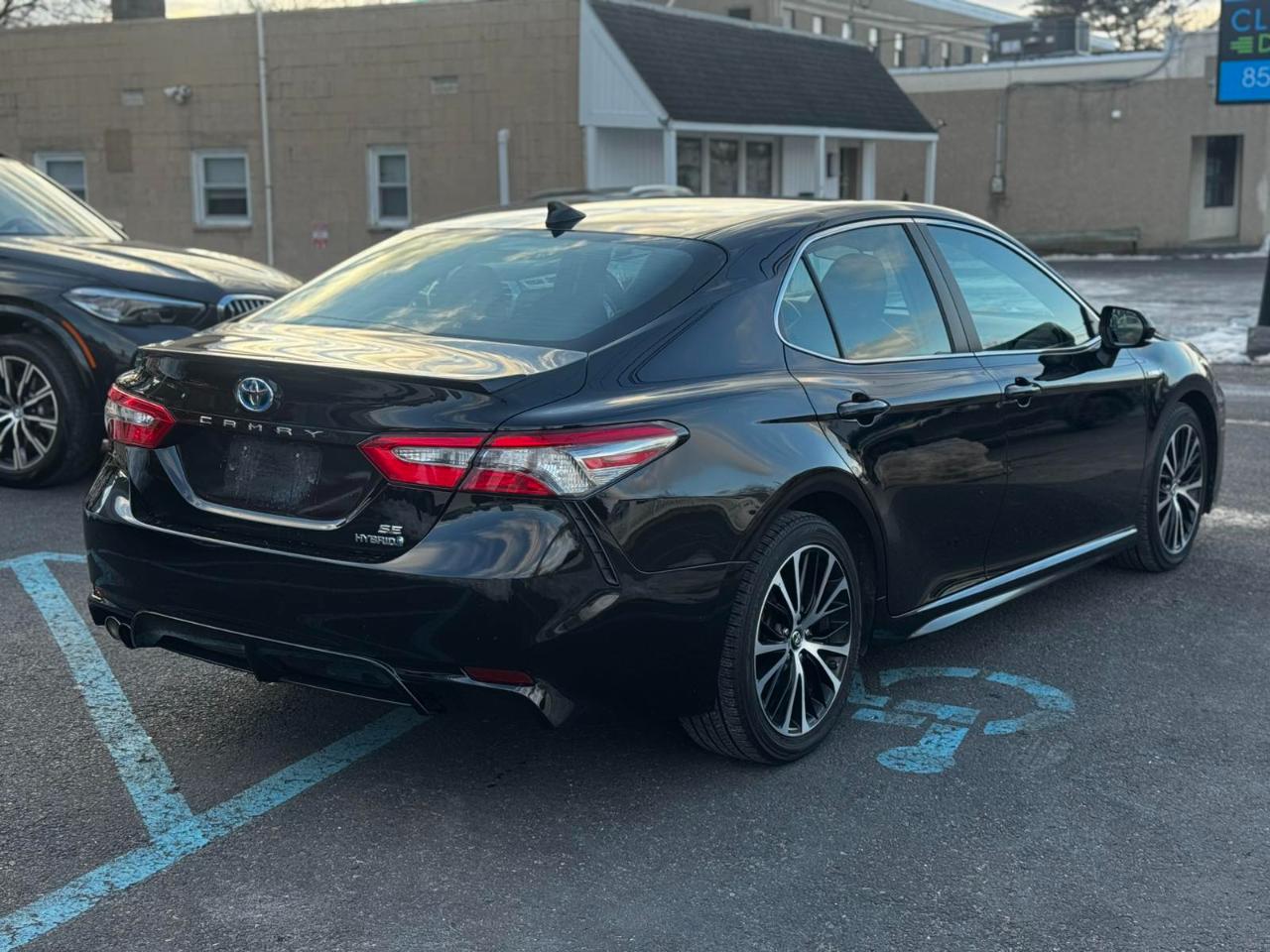 Toyota Camry Hybrid SE 2019