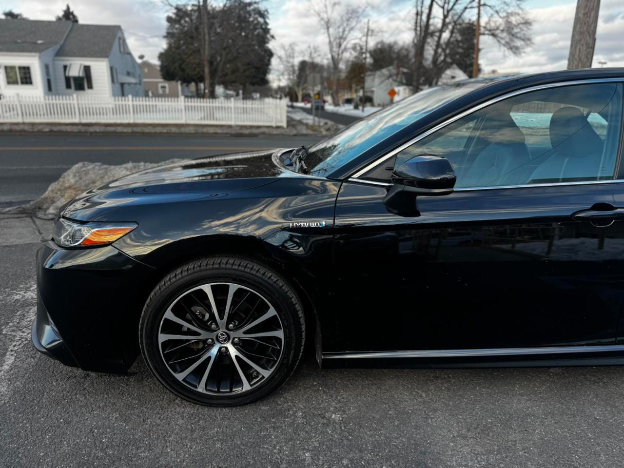 Toyota Camry Hybrid SE 2019