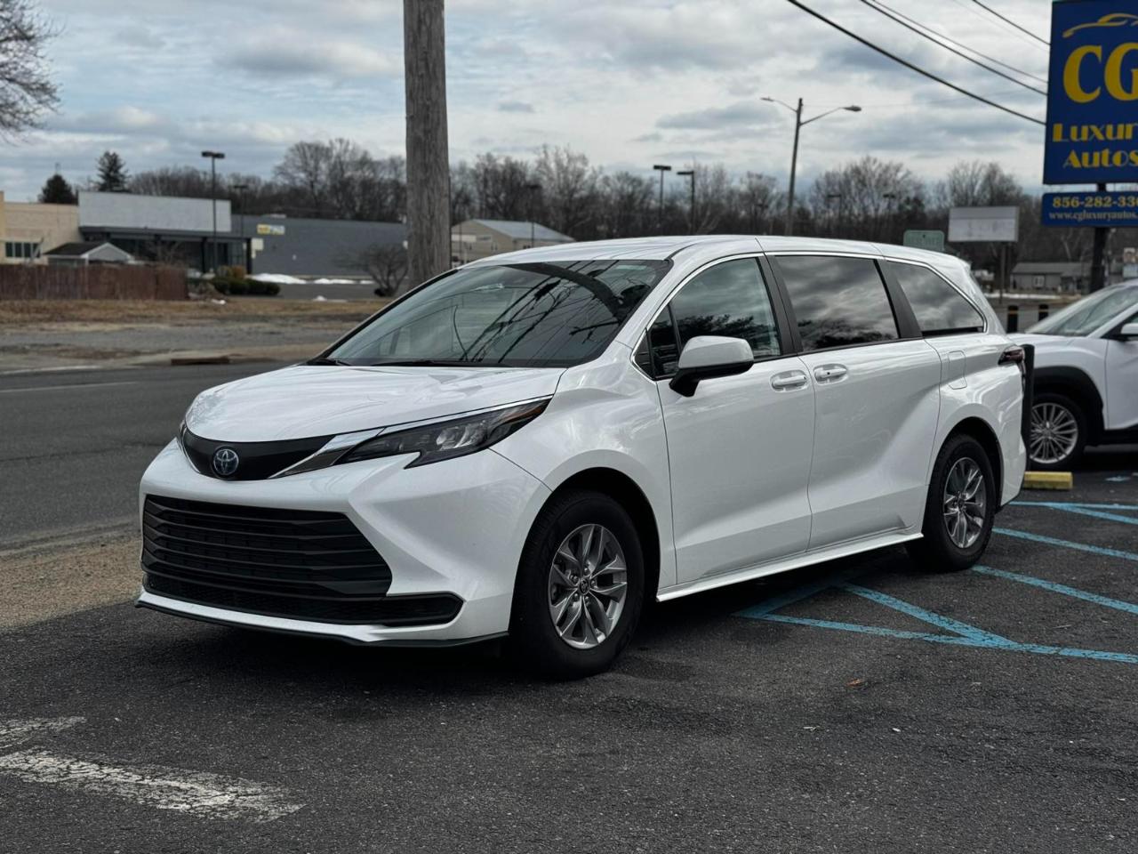 Toyota Sienna LE 8-Passenger 2024