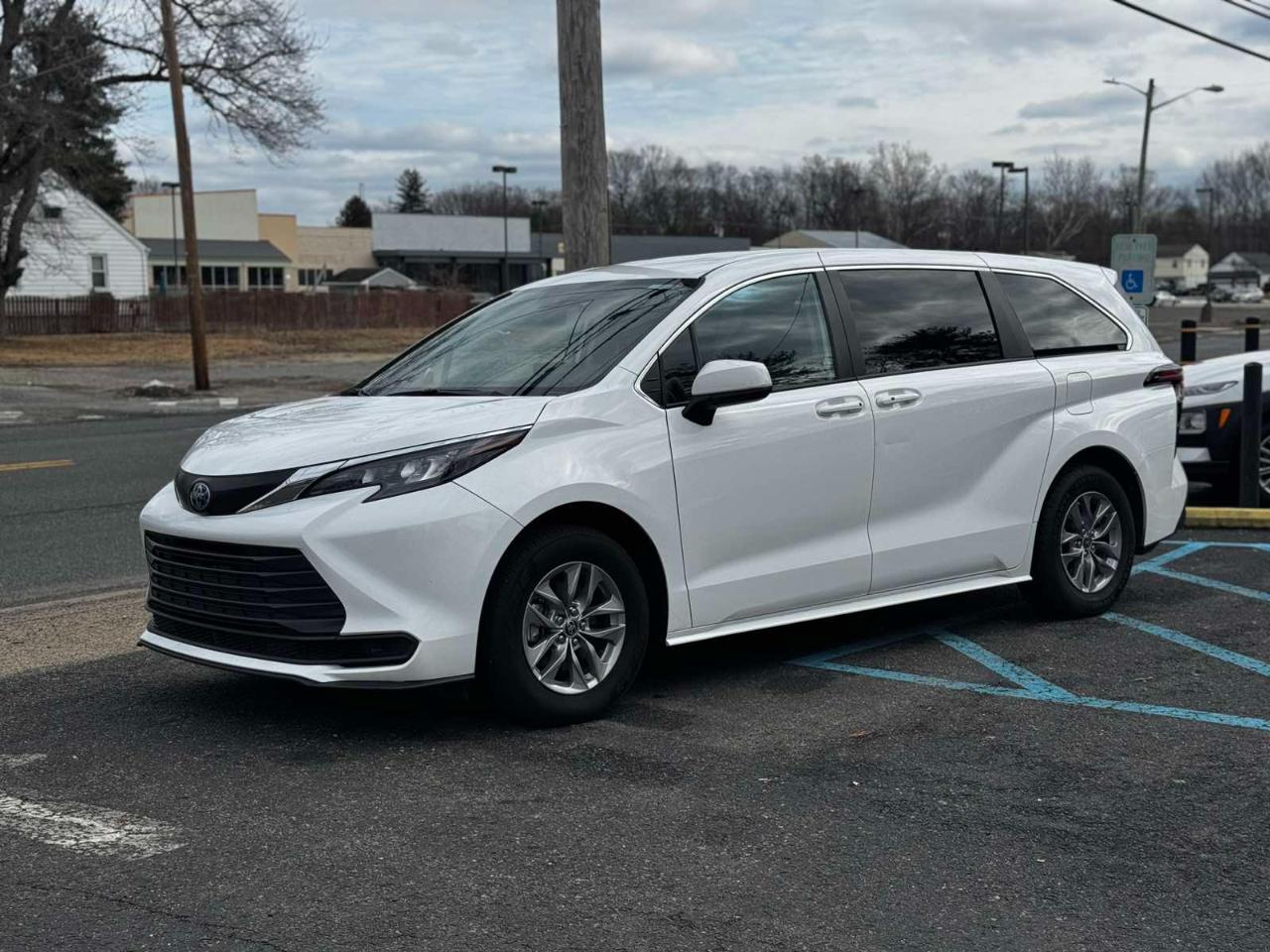 Toyota Sienna LE 8-Passenger 2024
