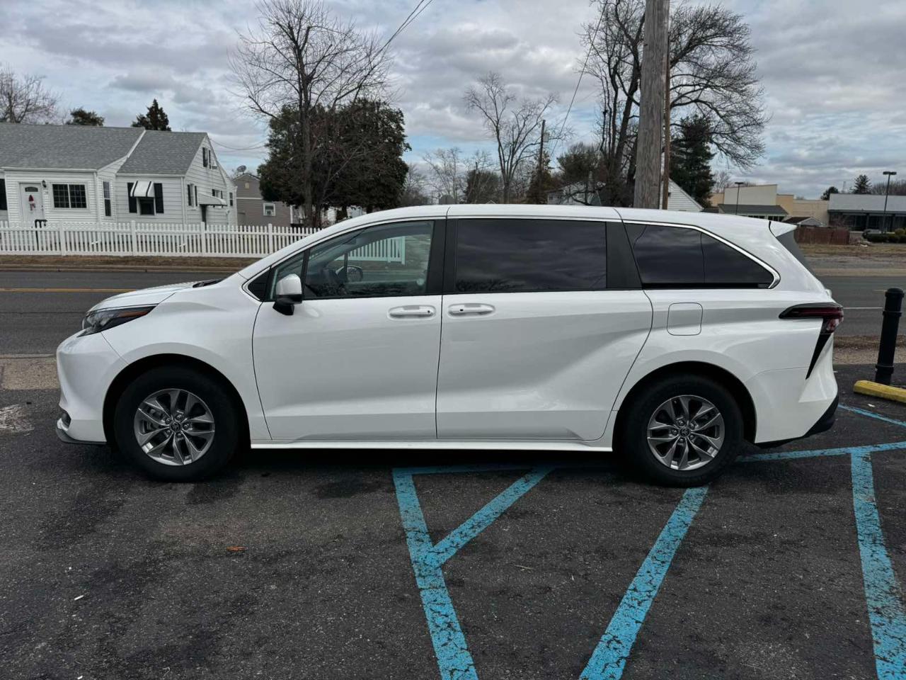Toyota Sienna LE 8-Passenger 2024