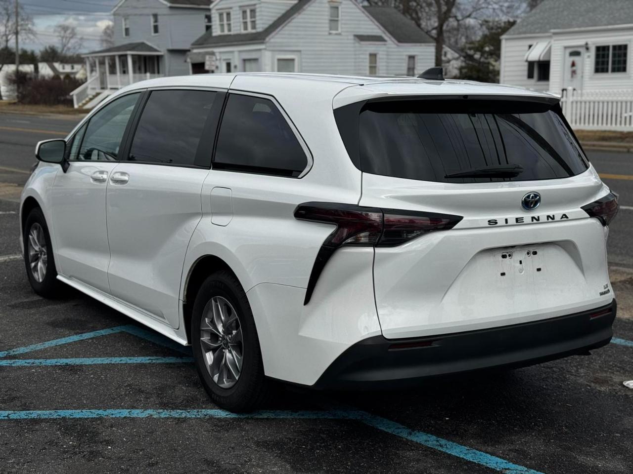 Toyota Sienna LE 8-Passenger 2024