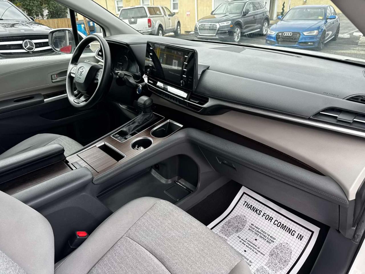 Toyota Sienna LE 8-Passenger 2024