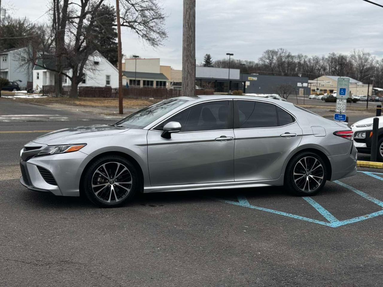 Toyota Camry Hybrid SE 2019
