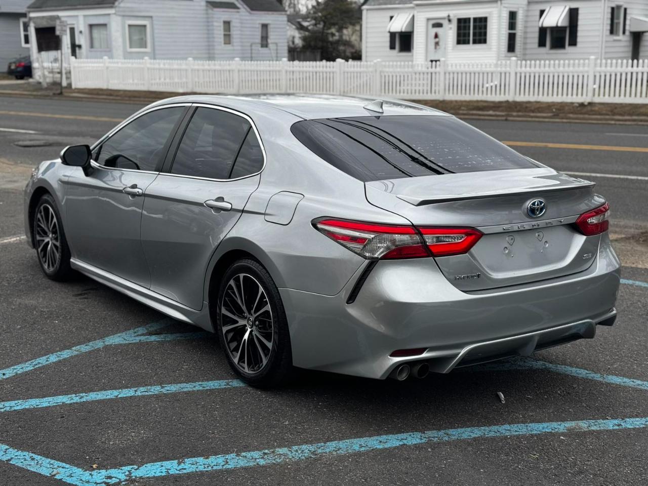 Toyota Camry Hybrid SE 2019