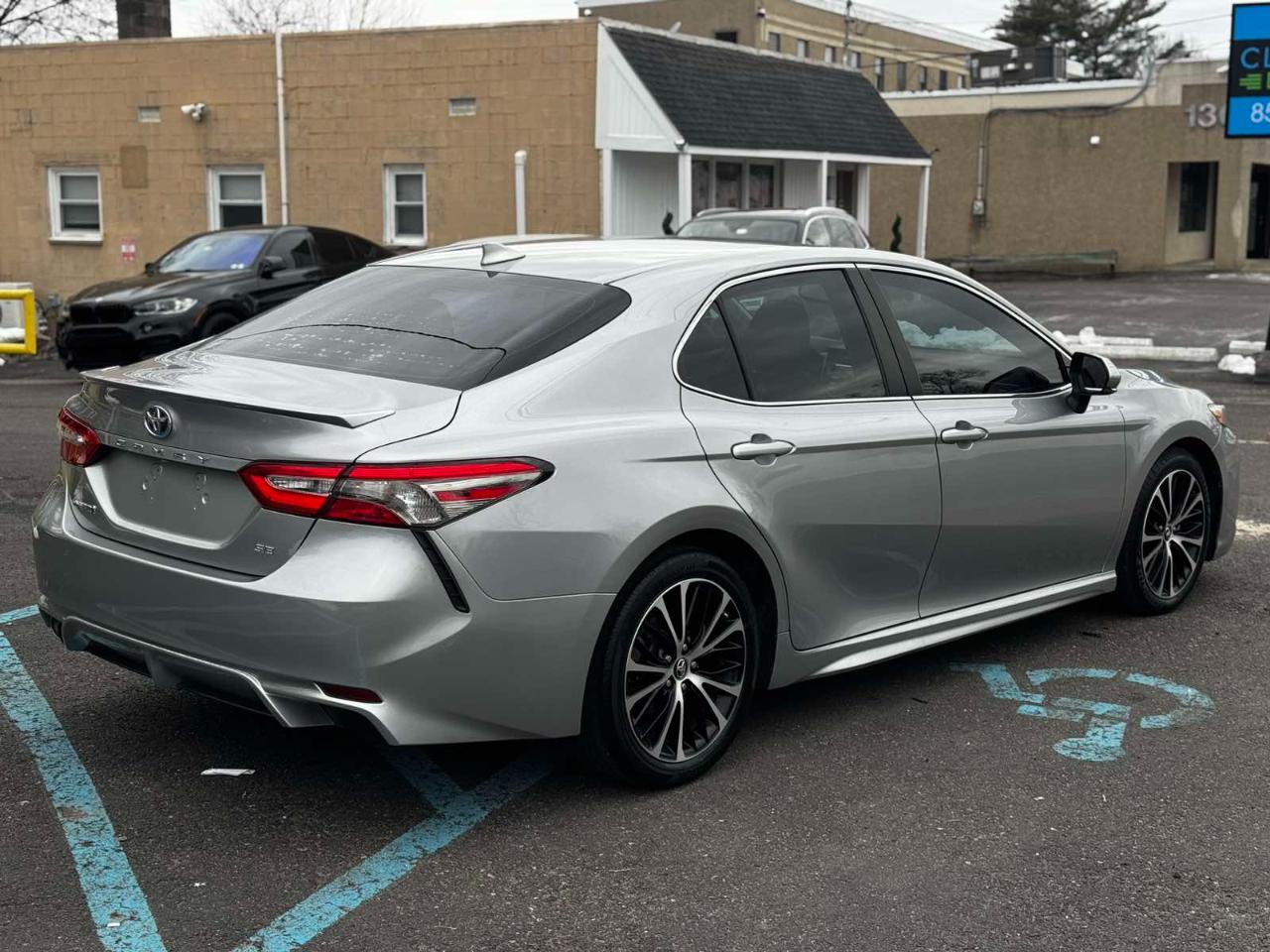 Toyota Camry Hybrid SE 2019