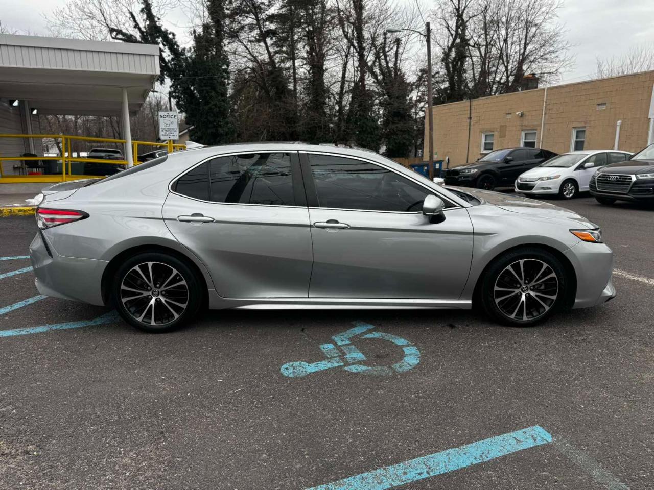 Toyota Camry Hybrid SE 2019