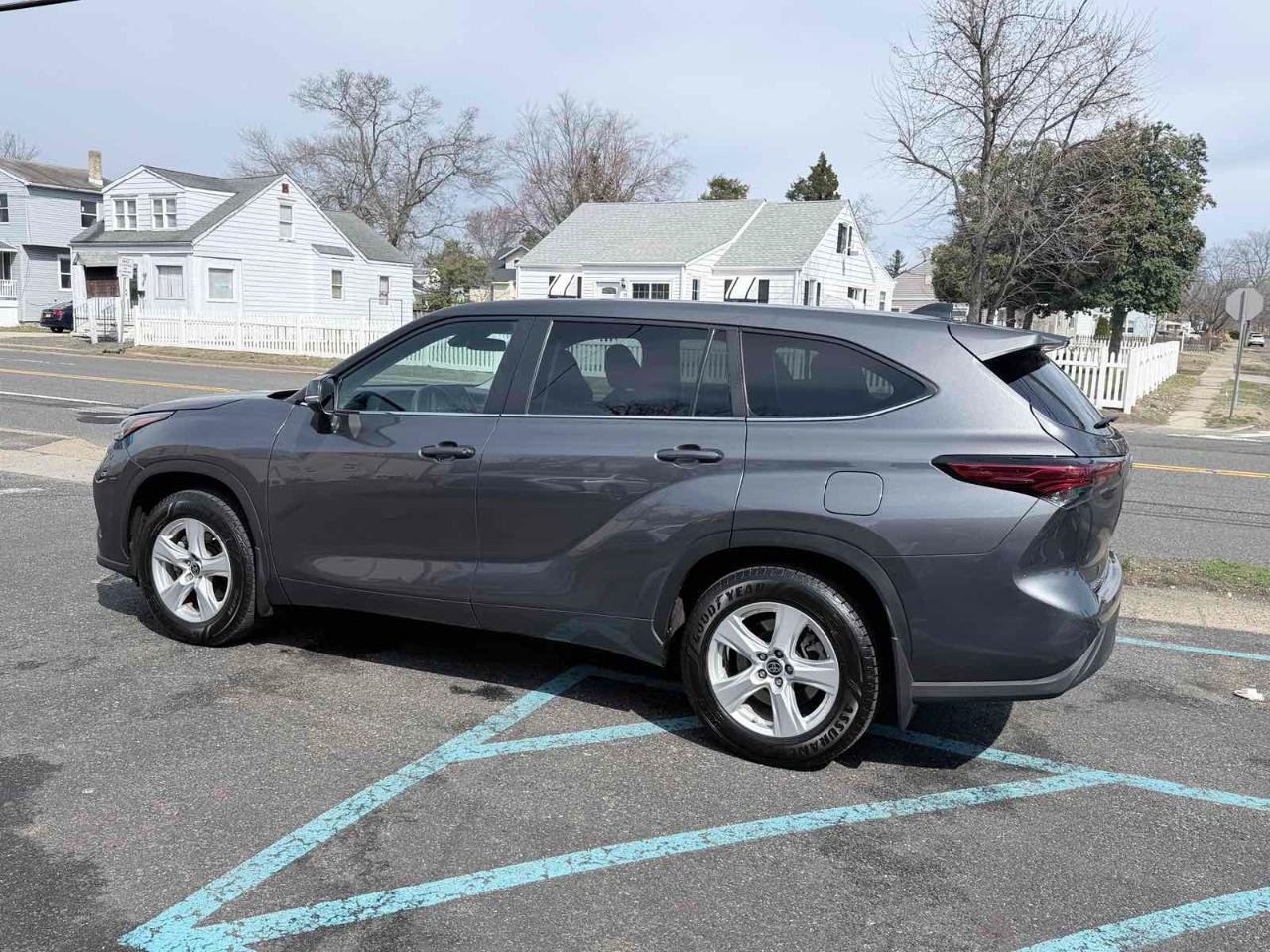 Toyota Highlander Hybrid LE 2023