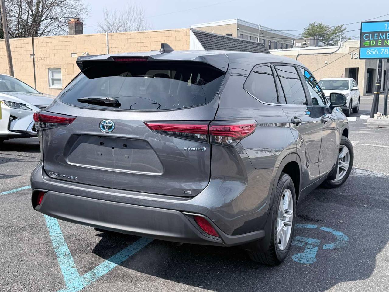 Toyota Highlander Hybrid LE 2023