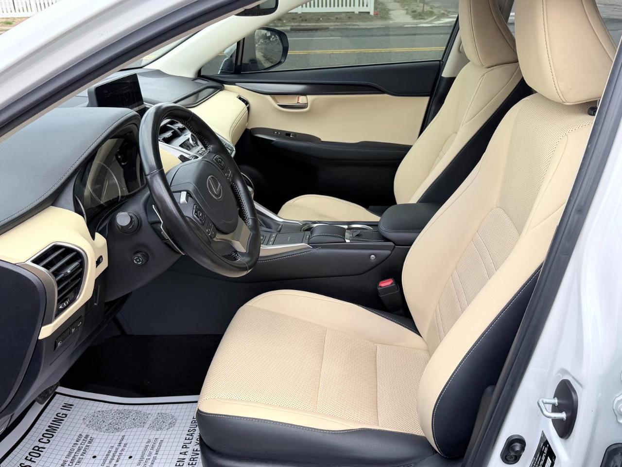 Lexus NX 300h Luxury 2021