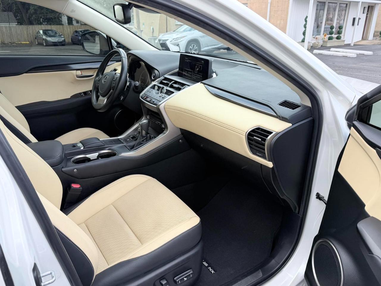 Lexus NX 300h Luxury 2021