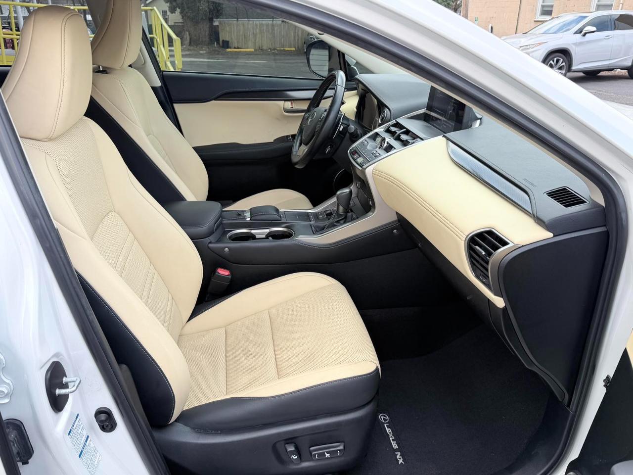 Lexus NX 300h Luxury 2021