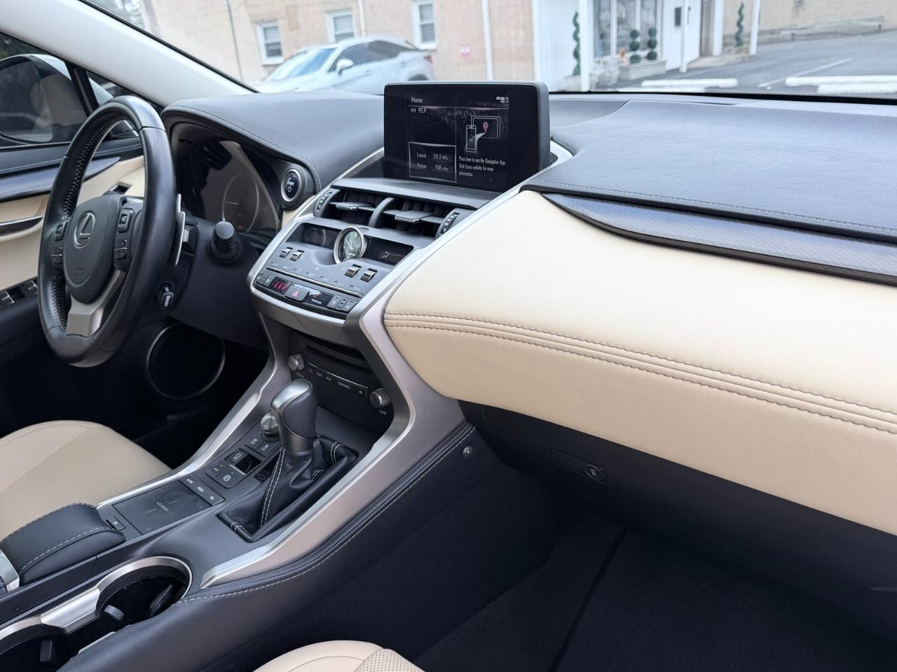 Lexus NX 300h Luxury 2021