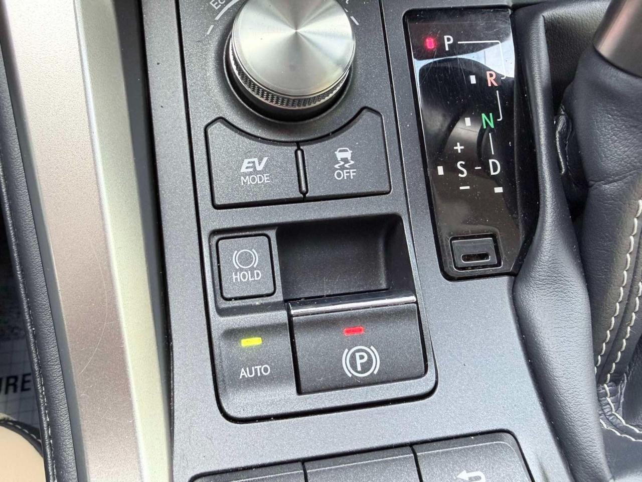 Lexus NX 300h Luxury 2021