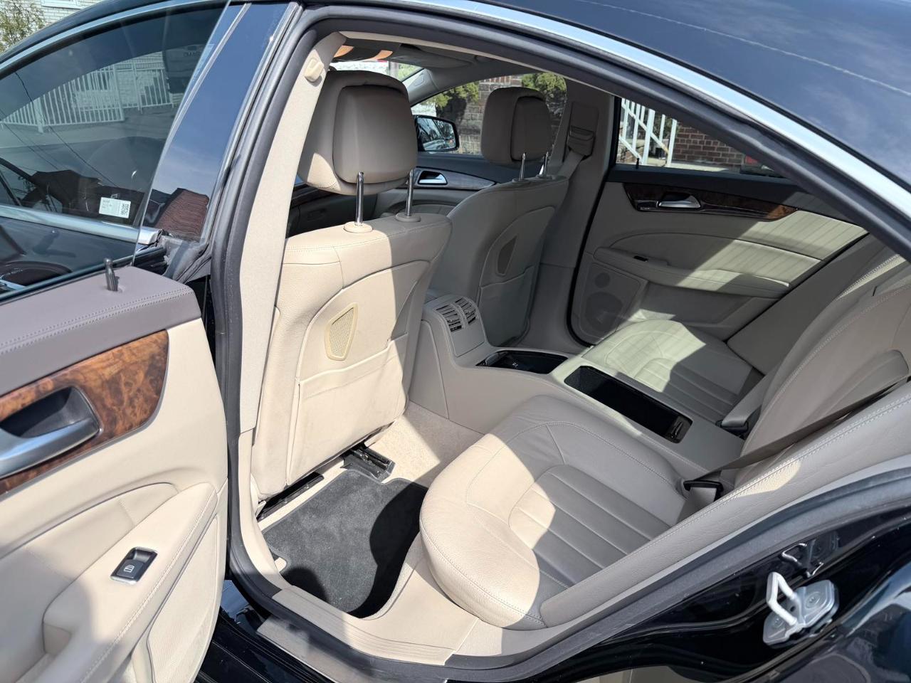 Mercedes-Benz CLS-Class CLS550 4MATIC 2012