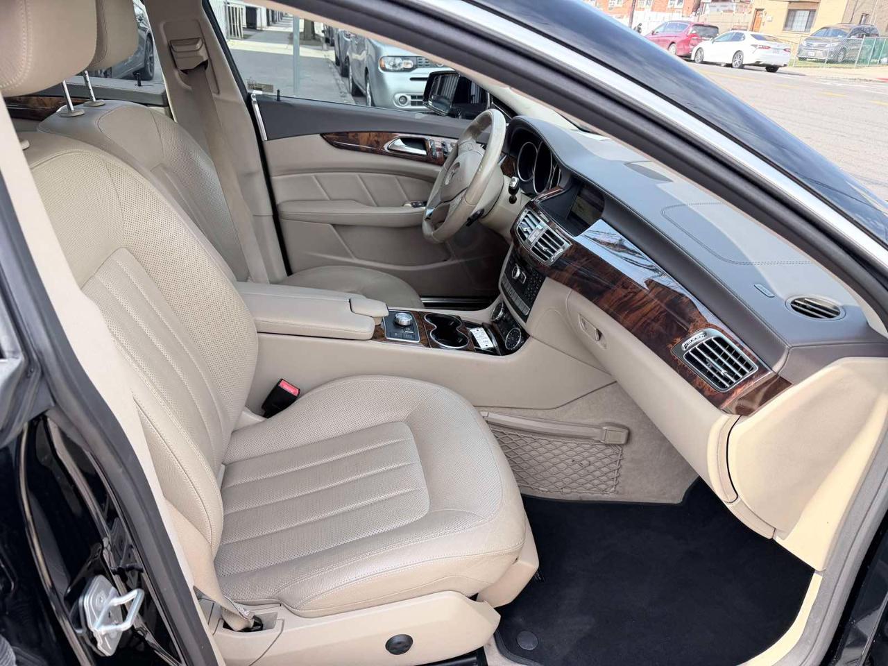 Mercedes-Benz CLS-Class CLS550 4MATIC 2012