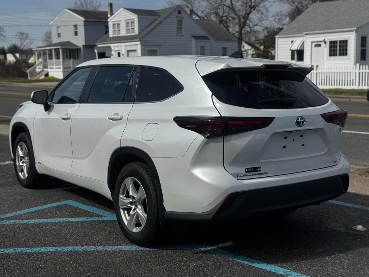 Toyota Highlander Hybrid LE AWD 2024