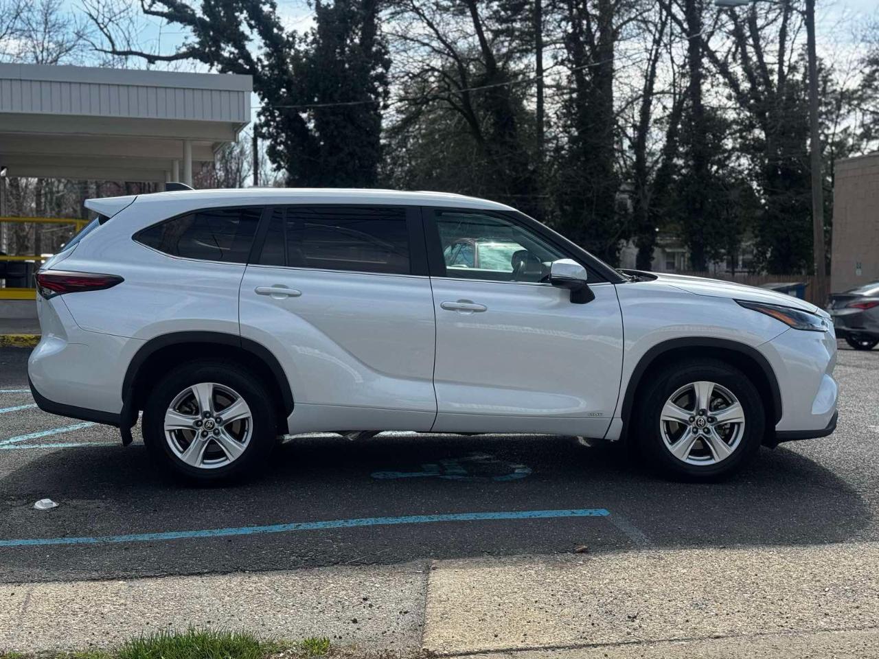 Toyota Highlander Hybrid LE AWD 2024