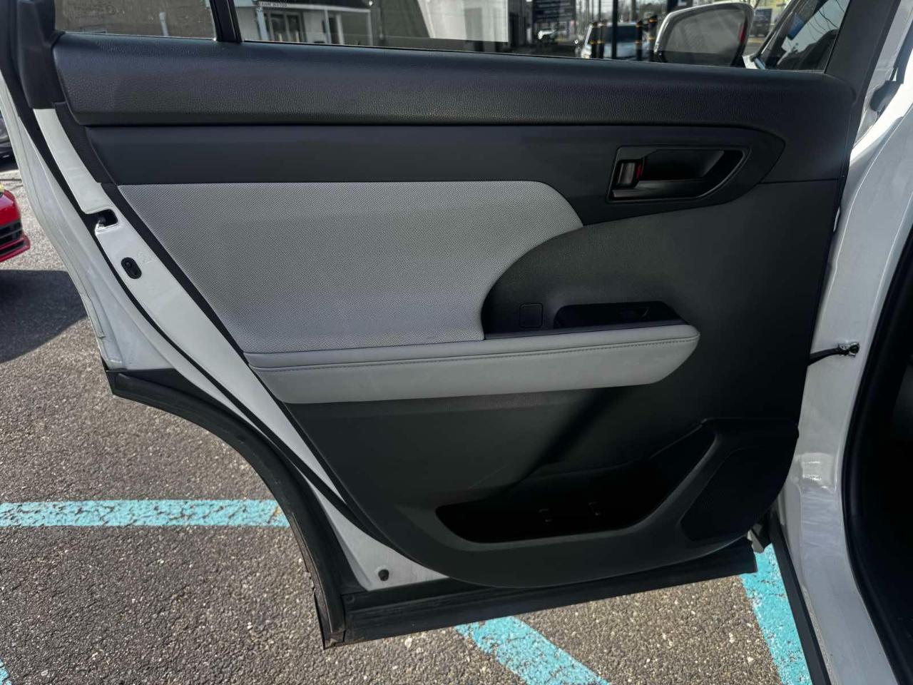 Toyota Highlander Hybrid LE AWD 2024