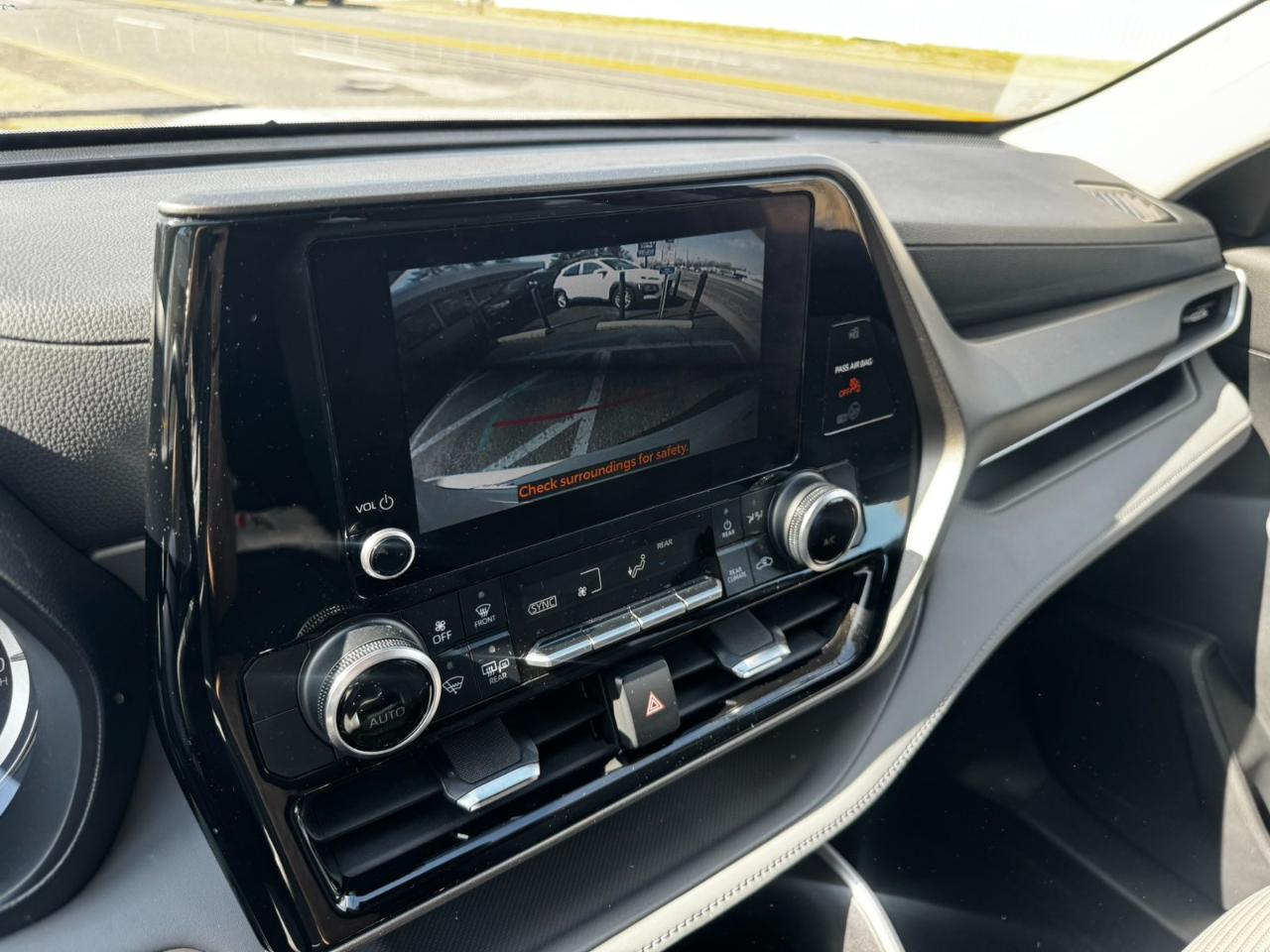 Toyota Highlander Hybrid LE AWD 2024