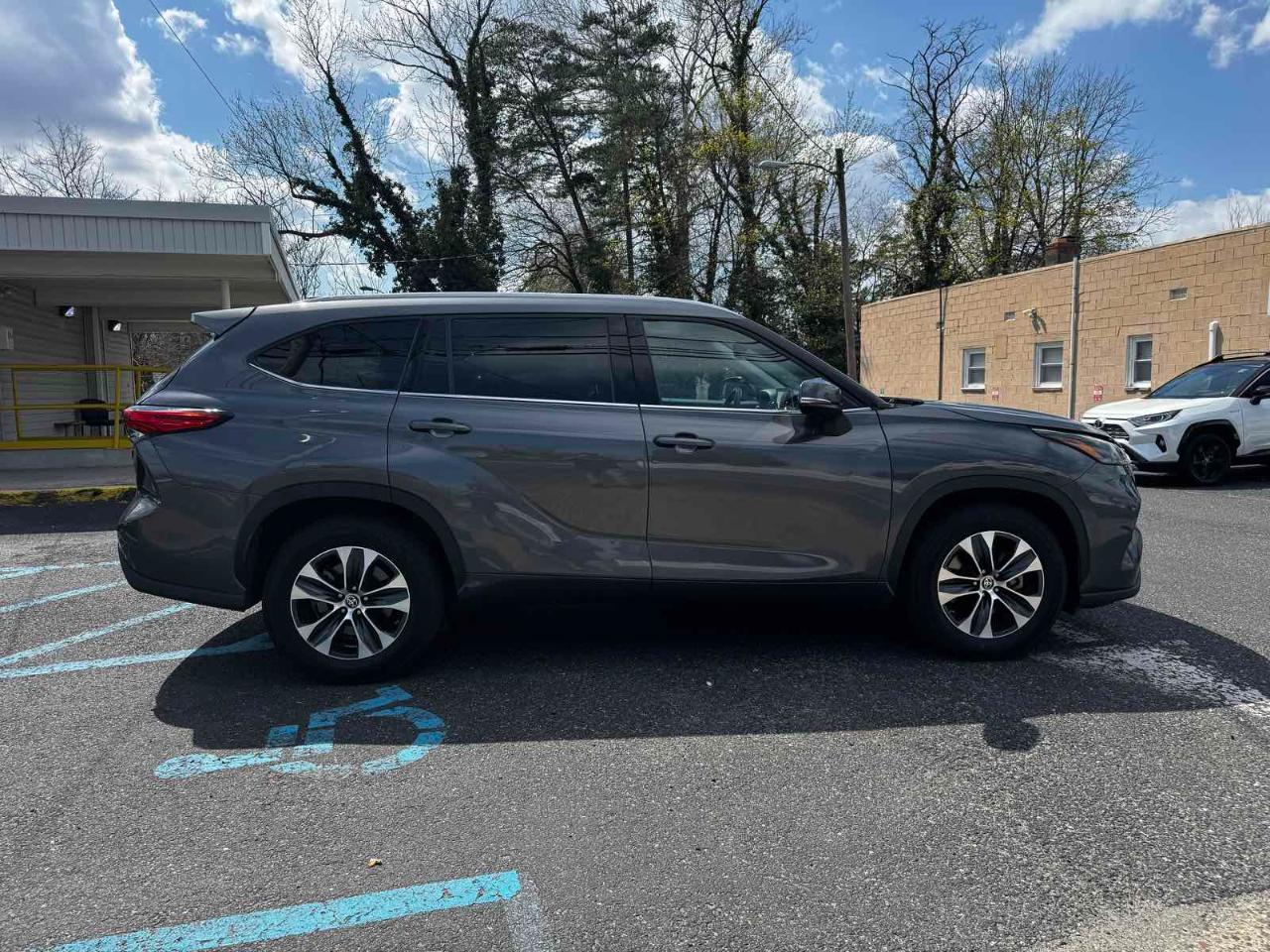 Toyota Highlander Hybrid XLE 2022