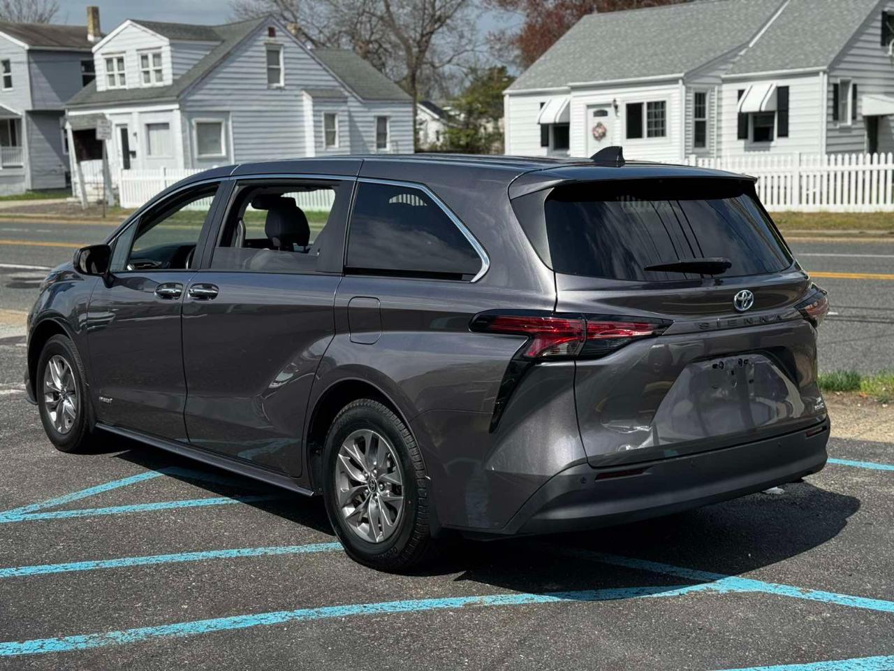 Toyota Sienna XLE 7-Passenger 2021