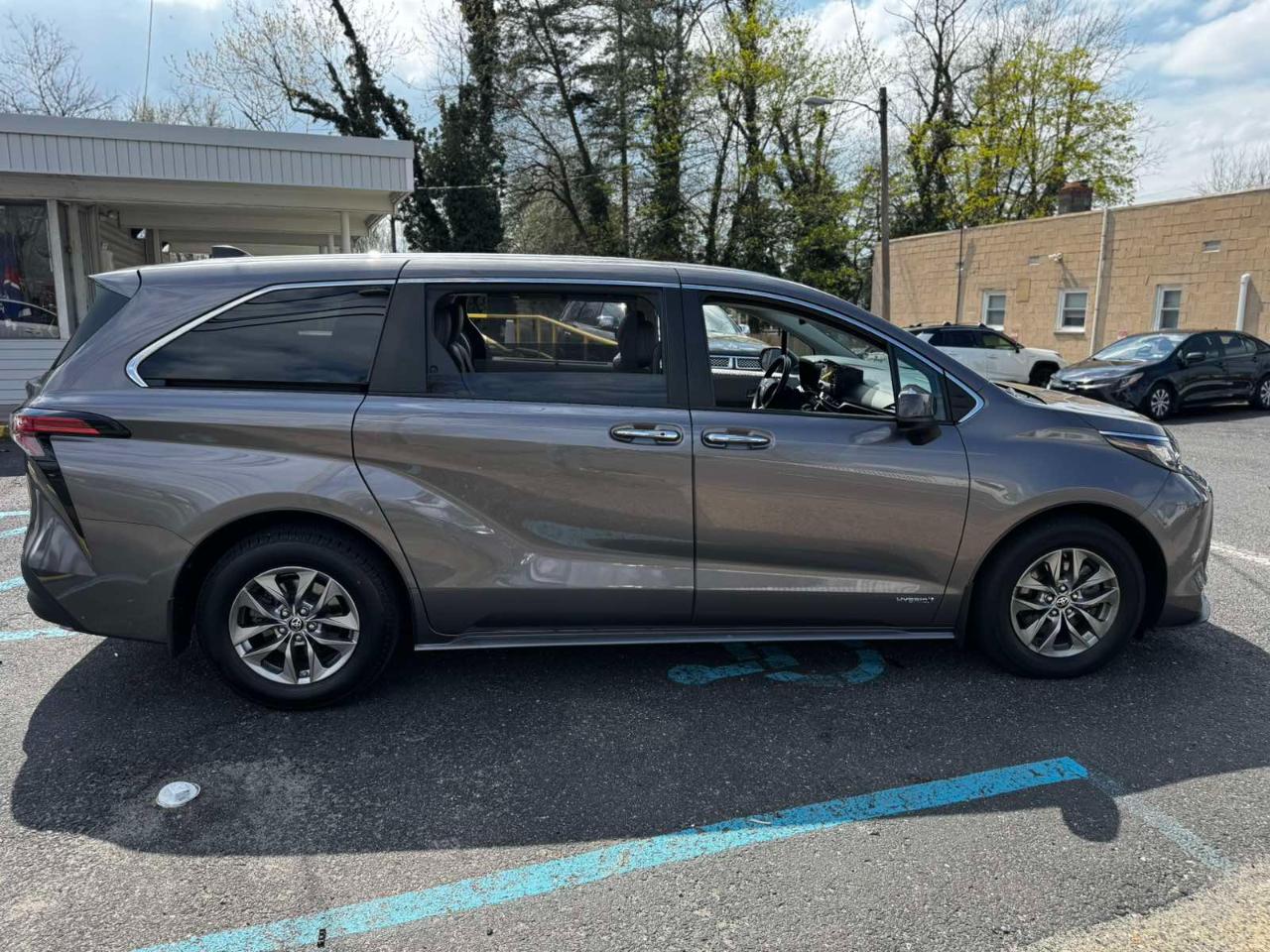 Toyota Sienna XLE 7-Passenger 2021