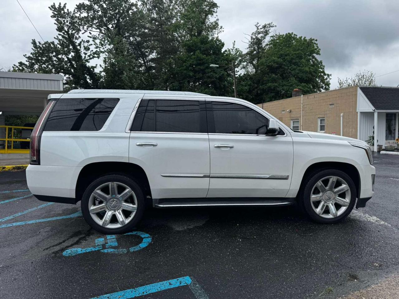 Cadillac Escalade Luxury 4WD 2016
