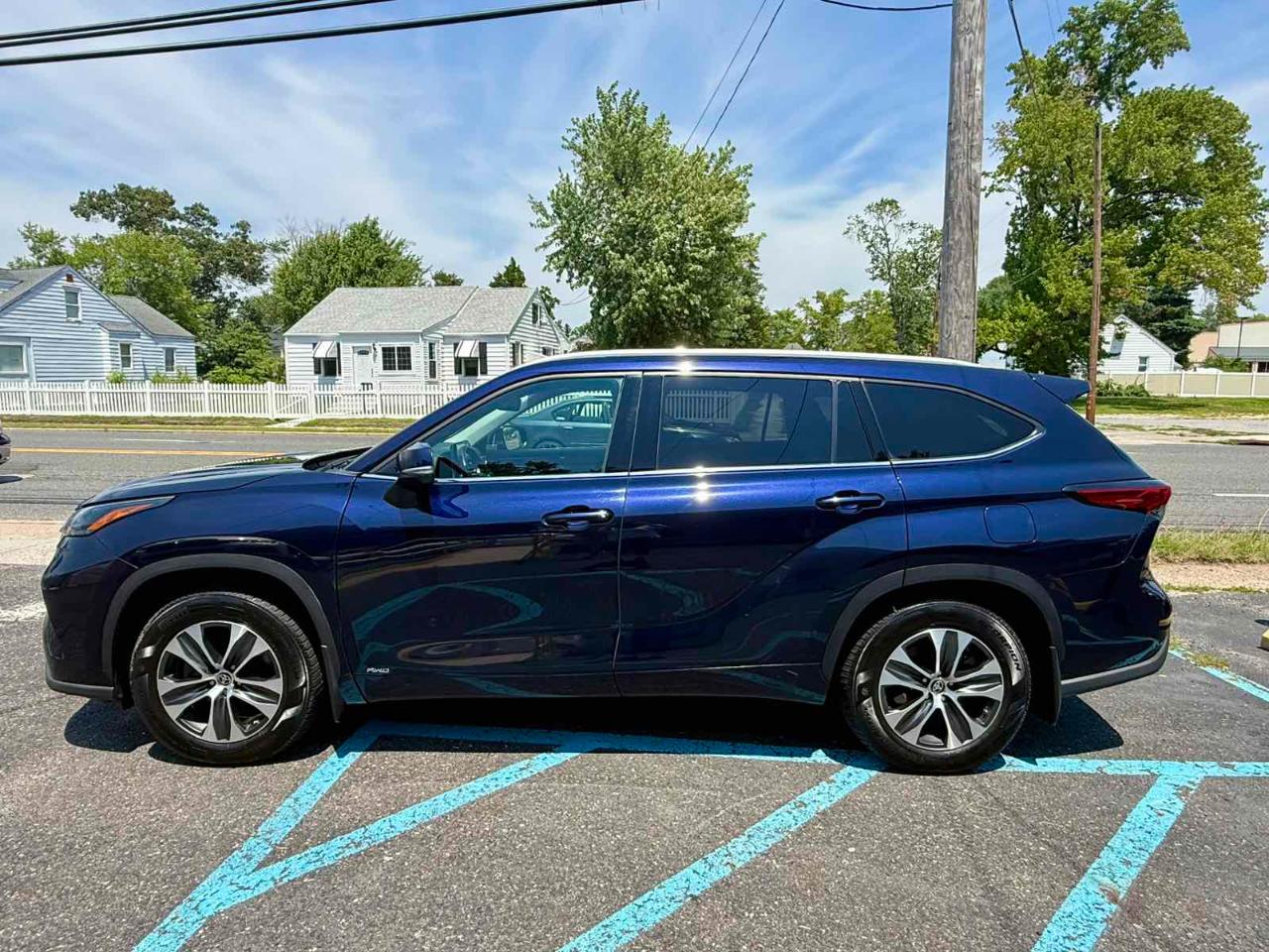 Toyota Highlander Hybrid XLE AWD 2022