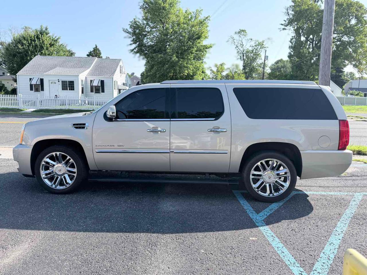 Cadillac Escalade ESV AWD 4dr Platinum Edition 2013