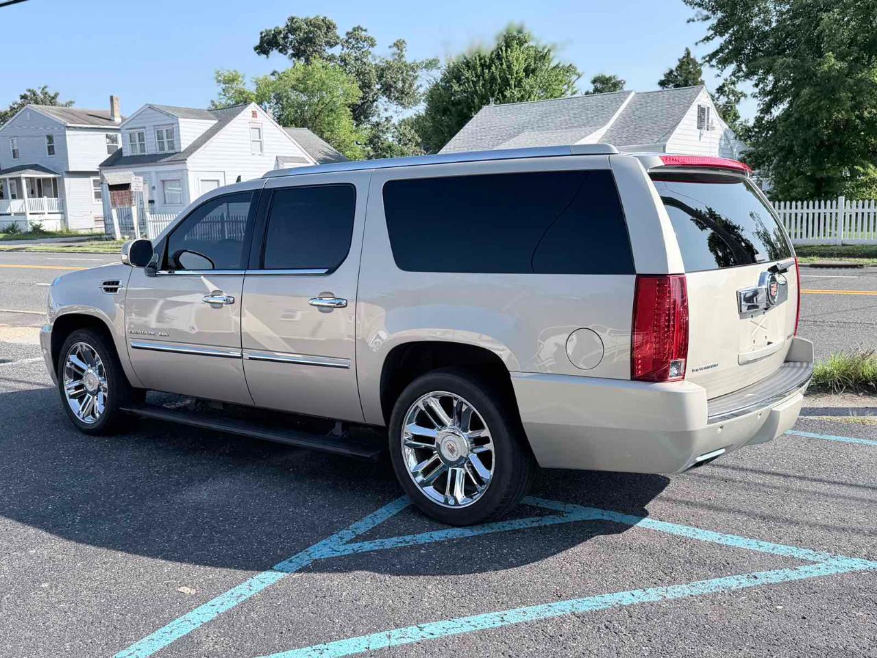 Cadillac Escalade ESV AWD 4dr Platinum Edition 2013