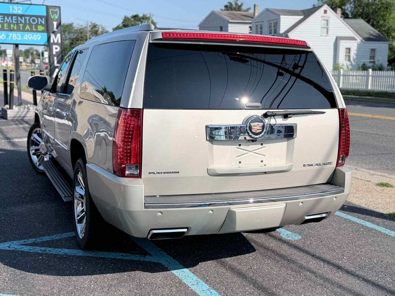 Cadillac Escalade ESV AWD 4dr Platinum Edition 2013