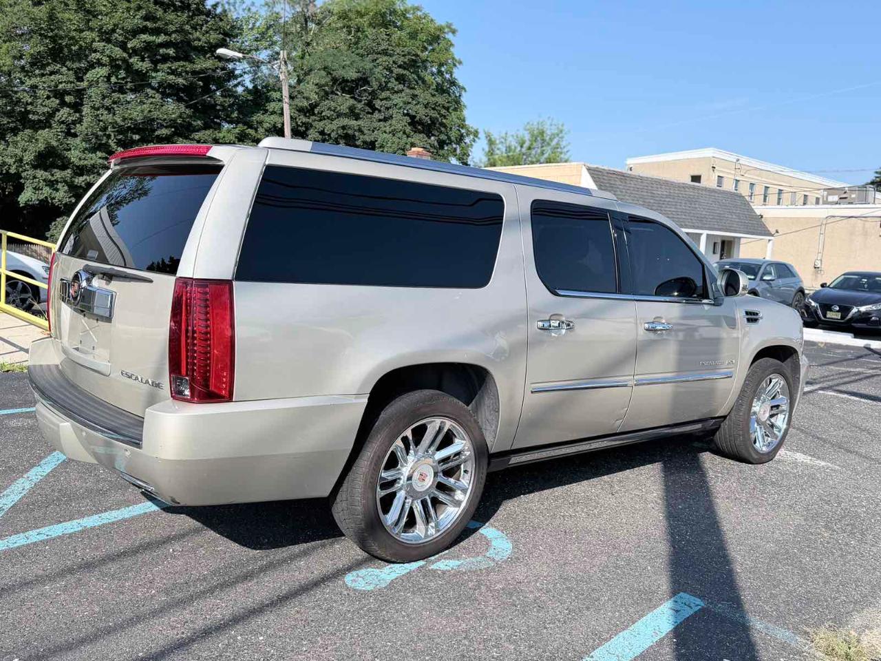 Cadillac Escalade ESV AWD 4dr Platinum Edition 2013
