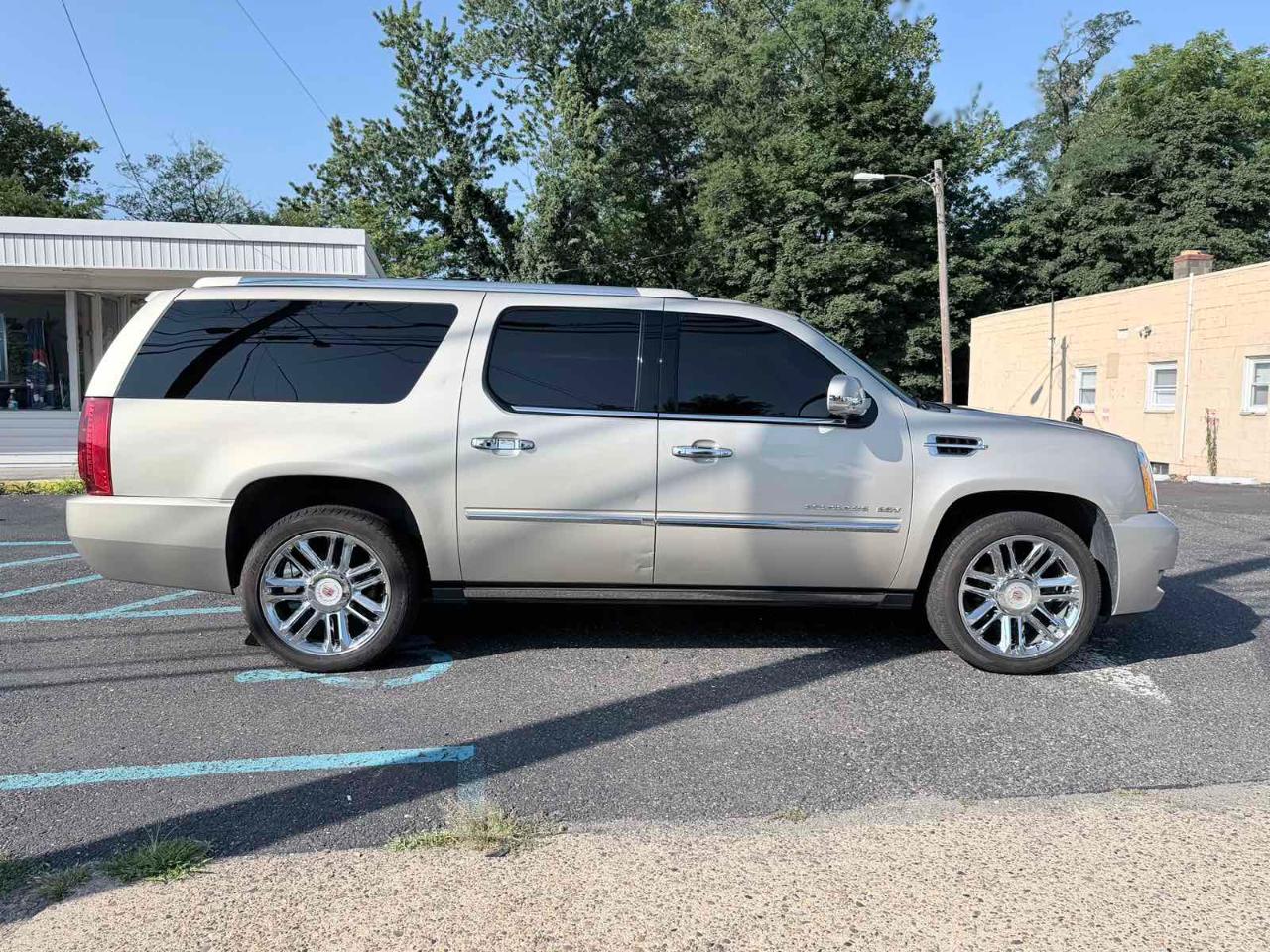 Cadillac Escalade ESV AWD 4dr Platinum Edition 2013