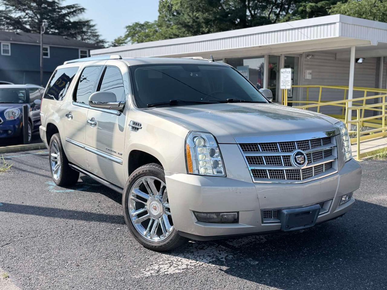 Cadillac Escalade ESV AWD 4dr Platinum Edition 2013