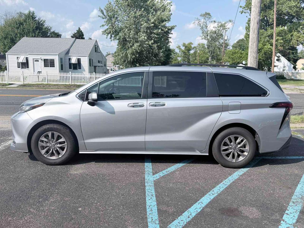 Toyota Sienna XLE FWD 7-Passenger (Natl) 2022