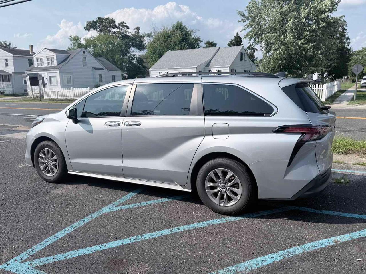 Toyota Sienna XLE FWD 7-Passenger (Natl) 2022