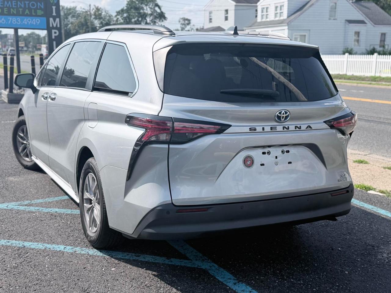 Toyota Sienna XLE FWD 7-Passenger (Natl) 2022