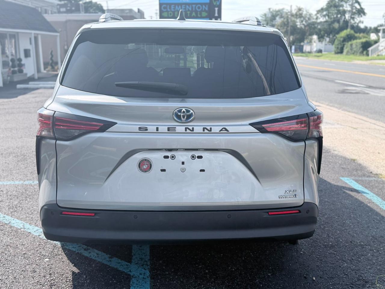Toyota Sienna XLE FWD 7-Passenger (Natl) 2022