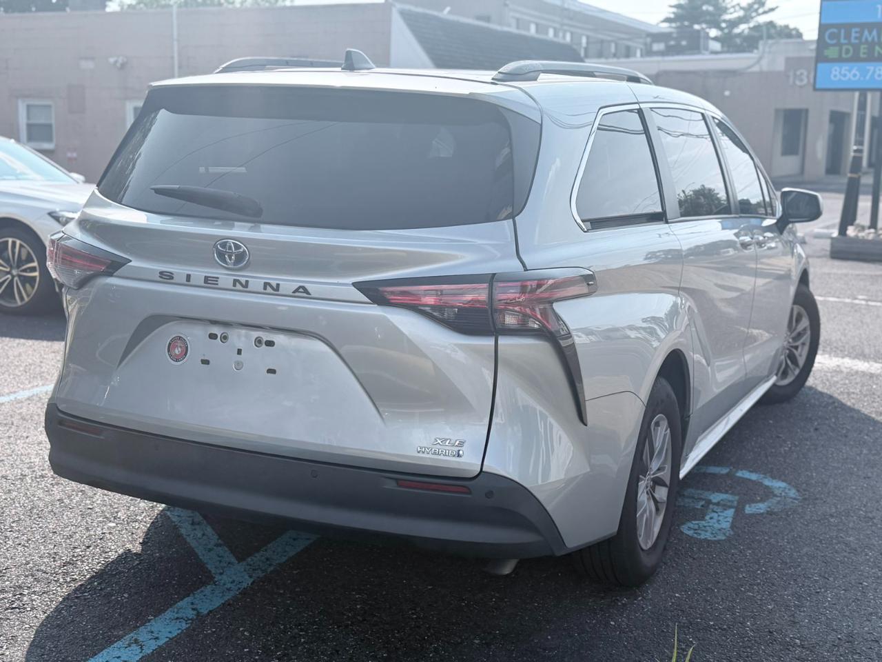 Toyota Sienna XLE FWD 7-Passenger (Natl) 2022