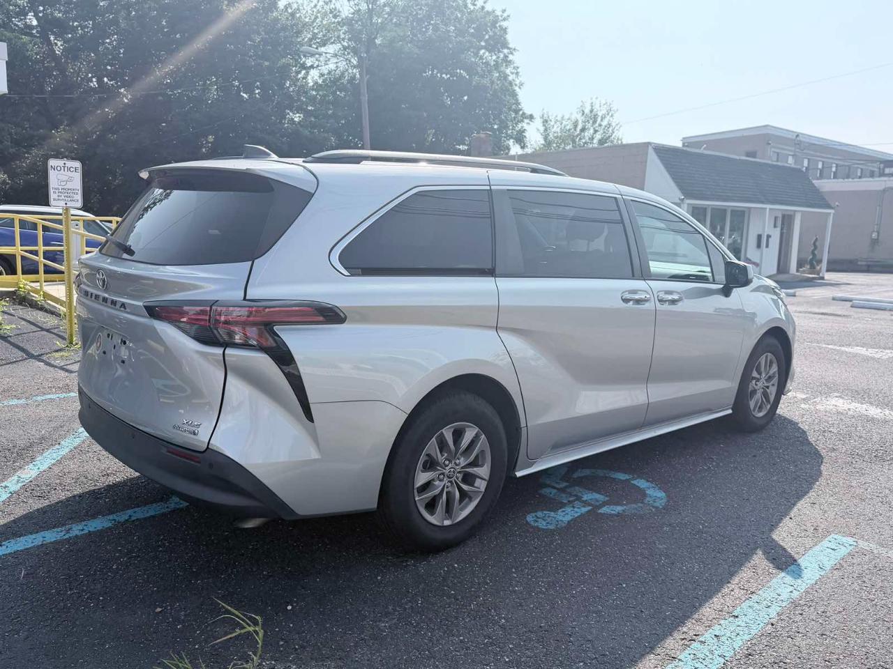 Toyota Sienna XLE FWD 7-Passenger (Natl) 2022