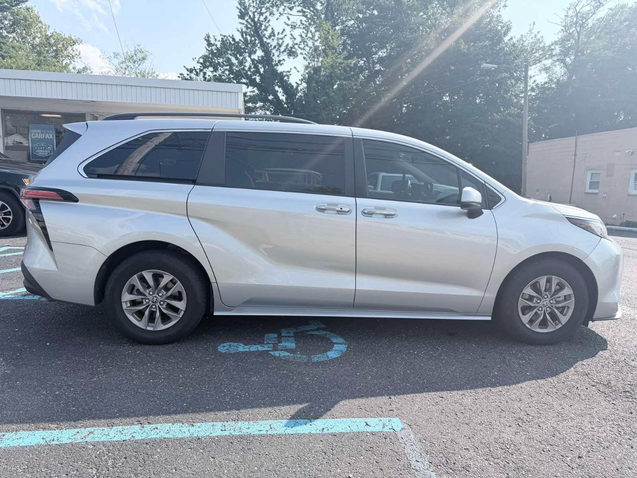 Toyota Sienna XLE FWD 7-Passenger (Natl) 2022