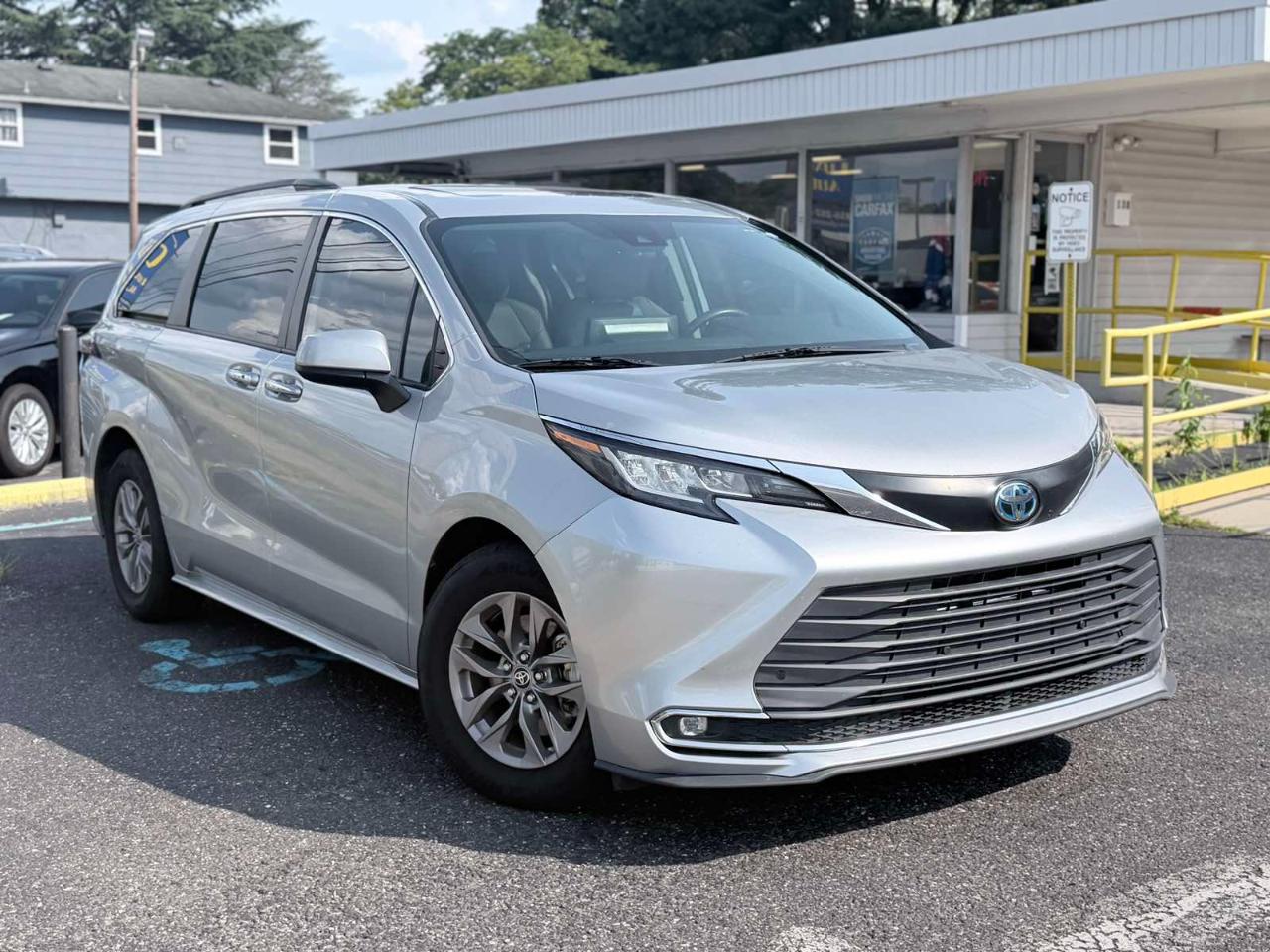 Toyota Sienna XLE FWD 7-Passenger (Natl) 2022