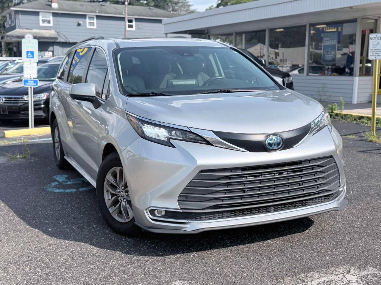Toyota Sienna XLE FWD 7-Passenger (Natl) 2022