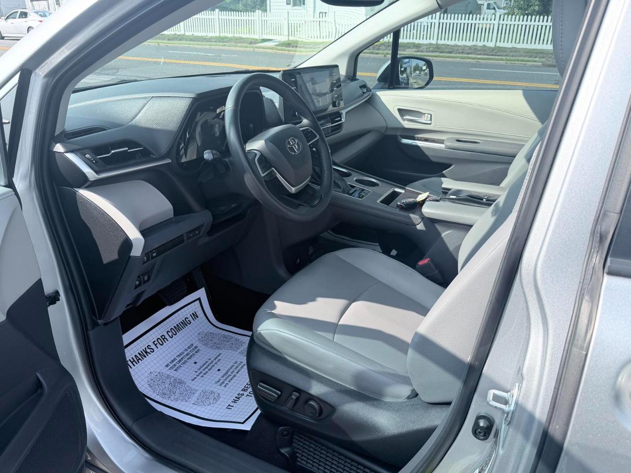 Toyota Sienna XLE FWD 7-Passenger (Natl) 2022